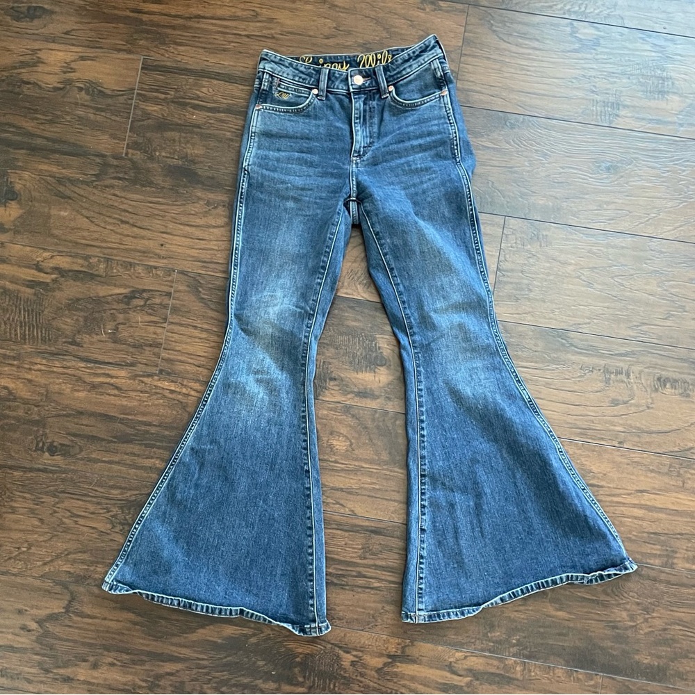 WRANGLER X LAINEY WILSON BASKIN BLUE BELL BOTTOMS IN BASKIN BLUE WASH